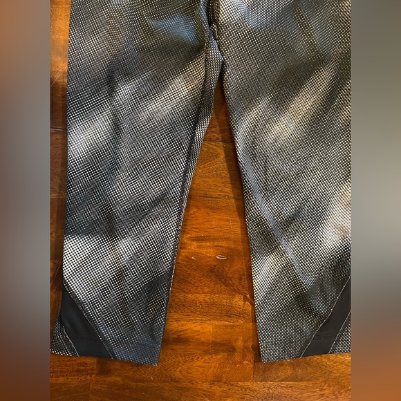 Under Armour capri leggings, black and white print, size med (see measurements) - Picture 3 of 7